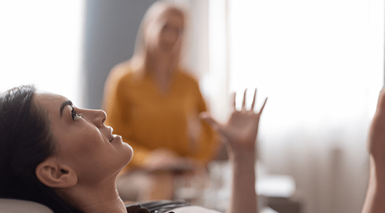 kobieta z uniesionymi dłońmi